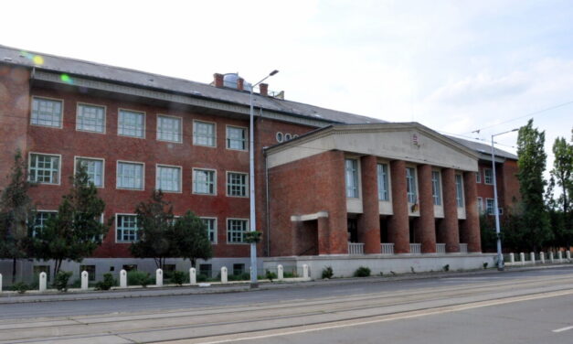 Támadás az újpesti gimnáziumban: ollóval szúrta nyakon osztálytársát egy diák