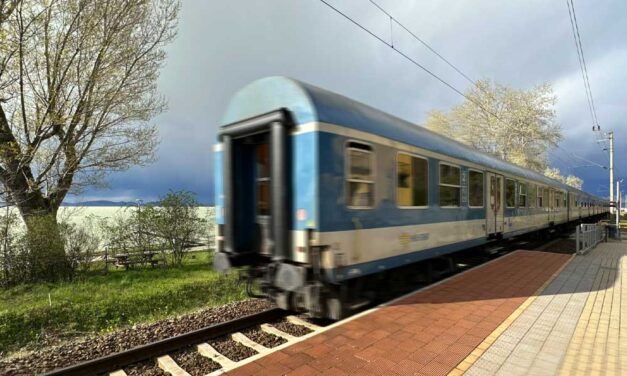 Kormányközeli milliárdosok vinnék el 99 évre a vasúti pályaudvarokat, a MÁV titokként kezeli a közvagyonra érkezett pályázatokat, a siófoki állomás is a listán szerepel