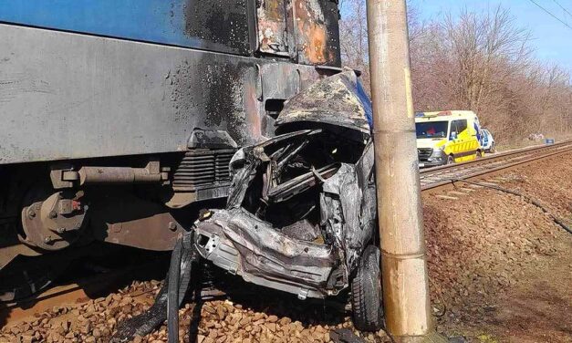 Vonattal ütközött, majd kigyulladt egy autó Ceglédnél: ketten azonnal meghaltak