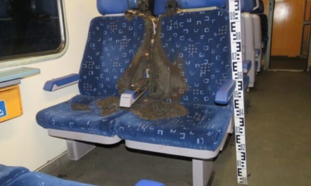 Késett a vonat, ezért dühében felgyújtotta az üléseket az egyik utas