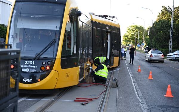 Busszal ütközött, majd kisiklott egy villamost a Kolosy téren
