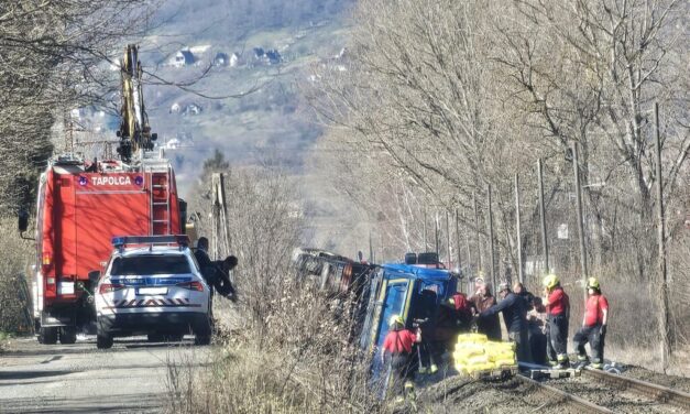 Vasúti pályára dőlt egy teherautó trakománya a sínekre, nem jár a vonat Tapolca és Lesencetomaj között