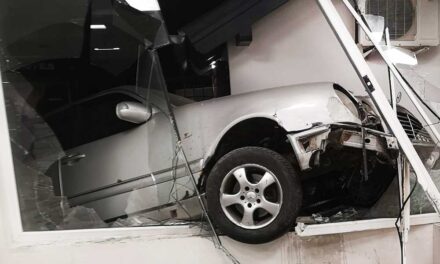 Belerongyolt a Spar szupermarketbe a Mercedes, a helyi trafik sem úszta meg a becsapódást