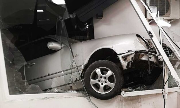 Belerongyolt a Spar szupermarketbe a Mercedes, a helyi trafik sem úszta meg a becsapódást