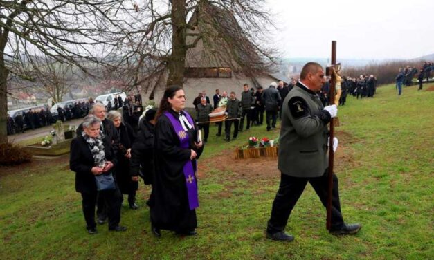 “Az utolsó napokban csak azt ismételte, „anyuci, anyuci, anyuci” – szülőfalujában, édesanyja mellé temették Bényi Ildikót