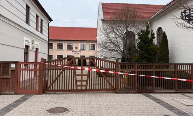 Rengeteg lőfegyvert és kézigránatot találtak a Gödöllői Református Líceum építkezésén: azonnal kiürítették az iskolát