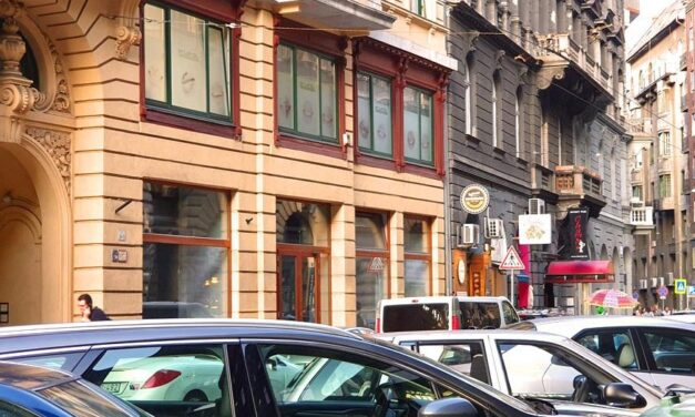 Kitiltaná az autókat a 7. kerület egyes utcáiból Vitézy Dávid