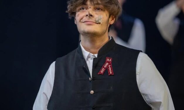 Összefogott Veresegyház: vonat alá esett és elveszítette egyik karját a gimnazista fiú, protézisra gyűjtenek a helyiek 