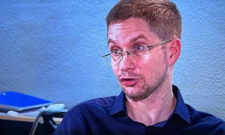 „De ha valakinek meghal a fia, arra nincs szó” – megszólalt Karsai Dániel édesapja, az alkotmányjogászt végakarata szerint, egy titkos helyen temették el