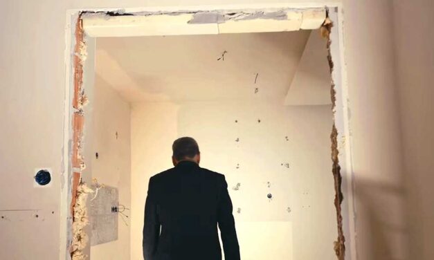 A konnektorokat és az ajtófélfákat is magával vitte az önkormányzati bérlakásból a fideszes politikus, miután ki kellett költöznie az ingatlanból