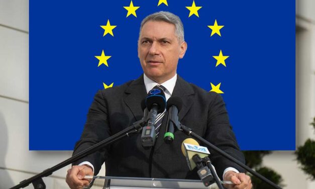 A Budapest-gyűlölő Lázár János kiléptetné Magyarországot az Európai Unióból – állítja Vitézy Dávid, aki szerint nagyon veszélyes beszédet mondott a közlekedési miniszter