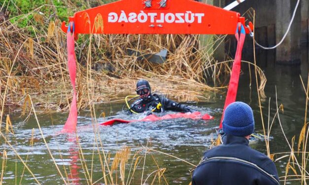 Drámai Kunszentmiklóson: a szabadnapos tűzoltó saját életét kockáztatva mentette az utasokat a főcsatornába zuhant autóból