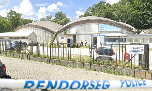 Mérkőzés közben vitték el a rendőrök az MTK stadionjából a vezetőedzőt