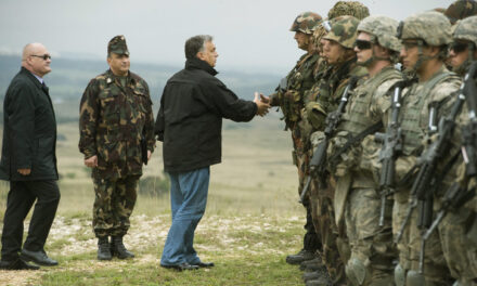 „Hősnek tekintjük a hölgyet” – mondta Orbán Viktor a hovédelmi gyakorlaton mindkét kezét elveszítő kormánytisztviselőről