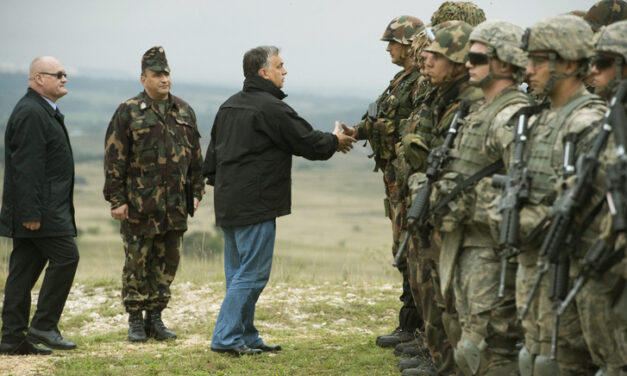 „Hősnek tekintjük a hölgyet” – mondta Orbán Viktor a hovédelmi gyakorlaton mindkét kezét elveszítő kormánytisztviselőről