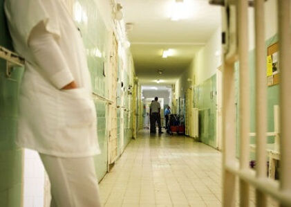 Fürdőszobából a zárt osztályra: otthonában lett rosszul egy nő, a dunaújvárosi kórház zárt osztályára szállították a mentők