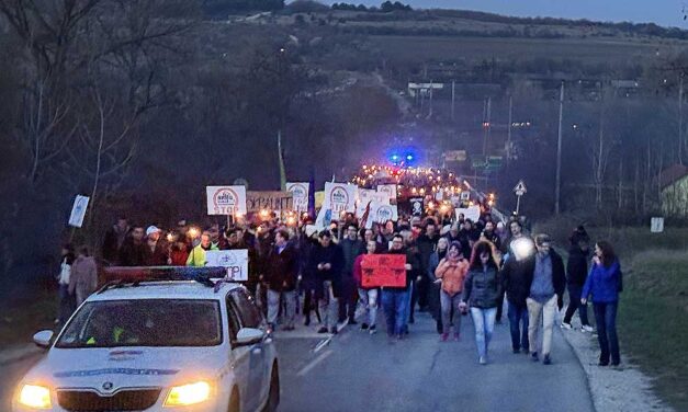 Több ezren tüntettek Sóskúton az akkufeldolgozó ellen, kifütyülték Gulyás Gergely minisztert – VIDEÓ
