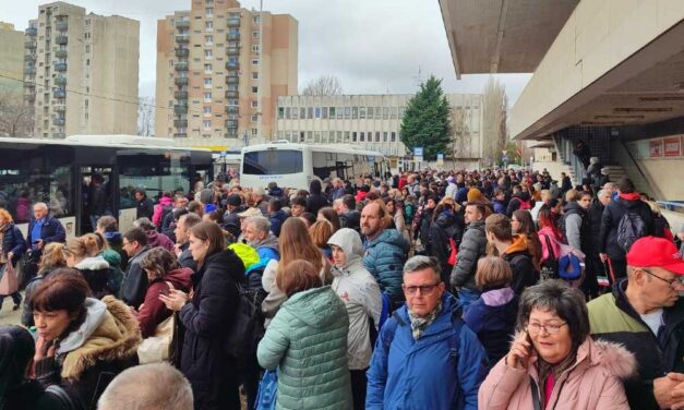 Káosz Szolnokon: a MÁV miatt több száz tiszás ragadt a pályaudvaron, lemaradhatnak Magyar Péter beszédéről