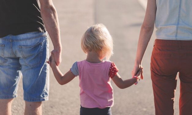 Újabb jó hír közölt Orbán Viktor: már a 30 év alatti anyáknak sem kell személyi jövedelemadót fizetniük