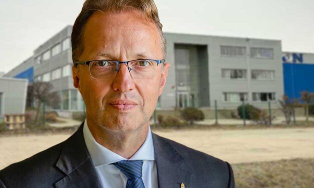 Szembeköpi az embereket Orbán Viktor embere – A pest megyei főispán, Tarnai Richárd a népharag ellenére mégis engedélyezte a sóskúti akkufeldolgozót