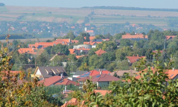 Hivatalosan is ki lehetne tenni a „megtelt” táblát: akár elővásárlási joggal is védené a beköltözőktől a településeket a kormány