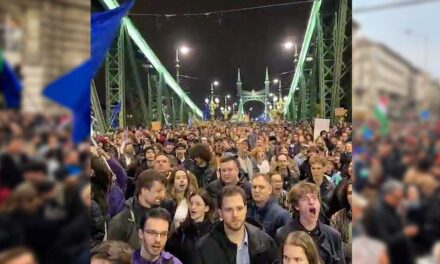 Tüntetés Budapesten:  több ezer tiltakozó foglalta el a Szabadság hidat, megbénult a belváros közlekedése