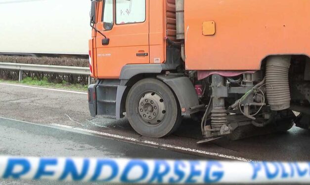 Halálos munkahelyi baleset: saját munkagépe nyomta agyon egy 23 éves fiatalt az M3-ason, amikor aláfeküdt, hogy megjavítsa