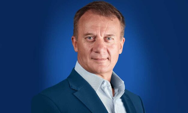 A DK jelöltje nyerte az újpesti időközi választást, Varju László harmadszor győzte le a Fideszt