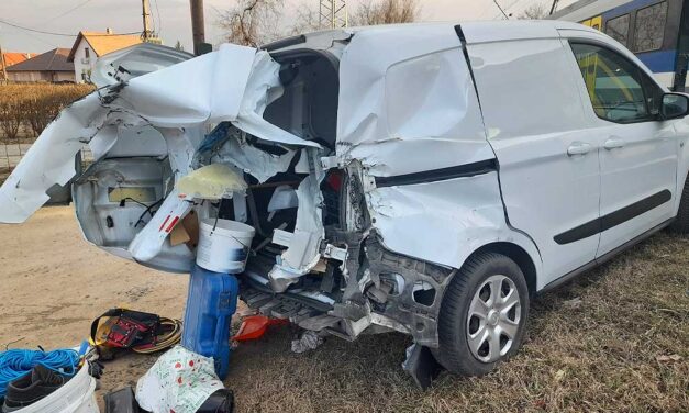 Vonattal ütközött egy személyautó, Őrbottyán és Vácrátót között leállt a vonatközlekedés