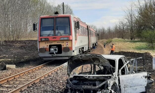 Súlyos vonatbaleset Tiszaeszláron: vonattal ütközött egy autó, a sofőr meghalt