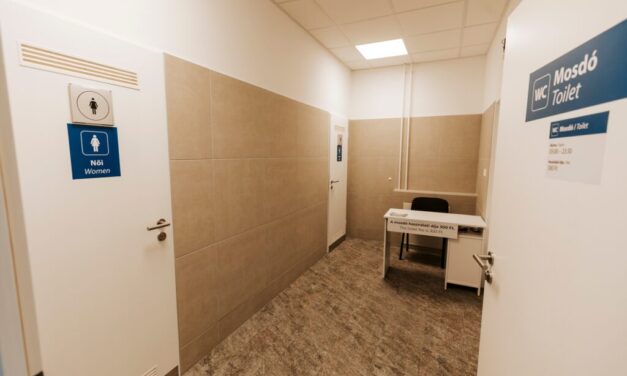 Jó hírt közölt Lázár János: elkészült a Kelenföldi pályaudvar felújított vécéje