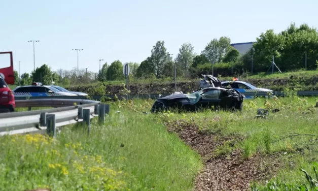 Tragédia az M1-es autópályán: hárman szörnyethaltak, miután autójuk a szalagkorlátnak ütközött