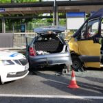 Halálos baleset Nagytétényben: szalagkorlátnak, majd egy teherautónak ütközött egy autó, meghalt a sofőr