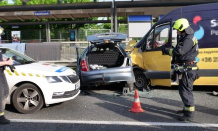 Halálos baleset Nagytétényben: szalagkorlátnak, majd egy teherautónak ütközött egy autó, meghalt a sofőr