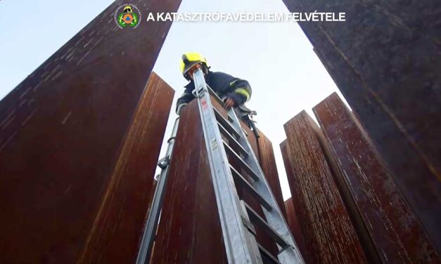 Dráma a Városligetben: az ’56-os emlékműbe szorult egy kislány, tűzoltók mentették meg az életét