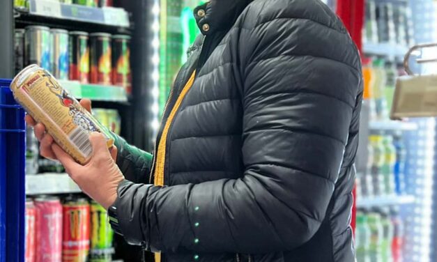 Megtiltották a 18 év alattiaknak az energiaitalok vásárlását, súlyos büntetést kaphat a kereskedő, aki kiszolgálja a fiatalokat