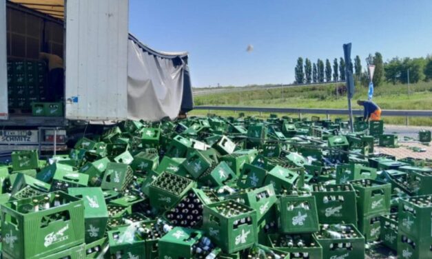 Felborult egy sörszállító kamion az M6-oson, a teljes úttestet beborítják a ládák