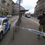 Villamosmegállóban késelte meg a nőt a bedrogozott hajléktalan, a férfit börtönbüntetésre ítélték