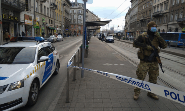 Villamosmegállóban késelte meg a nőt a bedrogozott hajléktalan, a férfit börtönbüntetésre ítélték