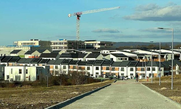 Ingatlanvásárlási korlátozás az agglomerációban: Navracsics Tibor is elismerte, hogy az önrendelkezési törvény miatt csökkenek majd a házak és a lakások árai  