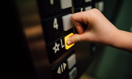 Egy panelház liftjében akarta megerőszakolni az idős asszonyt egy férfi: 10 ezer forintot is felajánlott a nyugdíjasnak, ha az kielégíti őt