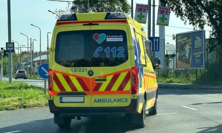 Halálos mobilozás a kádban: a hosszabbító okozhatta az áramütést a 13 éves Lauránál