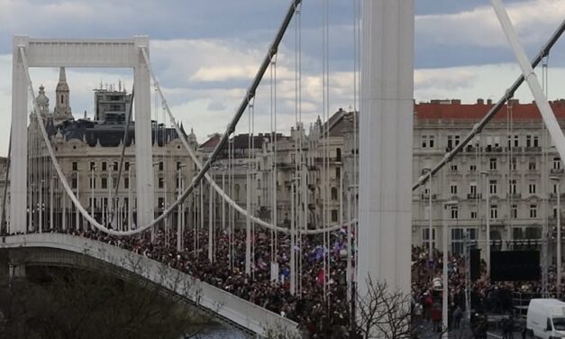 Tüntetés miatt kedden 15 órától másnap hajnalig lezárják az Erzsébet hidat, a BKK járatai kerülőúton közlekednek