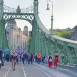 Tüntetés Budapesten: a demonstrálók váratalanul elfoglalták a Szabadság hídat, nem járnak a villamosok