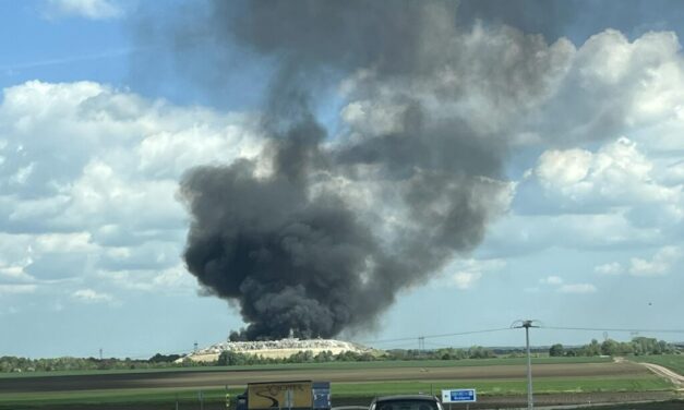 Kigyulladt Cegléd határában a szeméttelep, óriási füst borítja a környéket