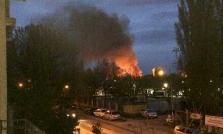 Kigyulladt Rákosrendezőn az összehordott szemét, nagy lángokkal égett a hulladék