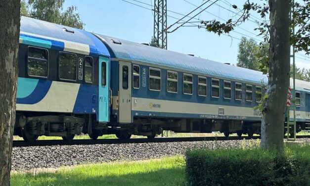 Lerobbant egy IC Cegléden, az utasokat órákig váratta a MÁV a szerelvényen