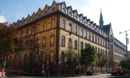 Jövőre 3 kórház felújításába száll be a kormány, viszont egyik intézmény sem állami fenntartású: közpénzt kap Csányi Sándor magánkórháza, és a katolikus egyház is