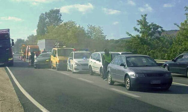 Tömegkarambol az M2-es autóúton: öt autó ütközött össze, óriási a dugó mindkét irányba