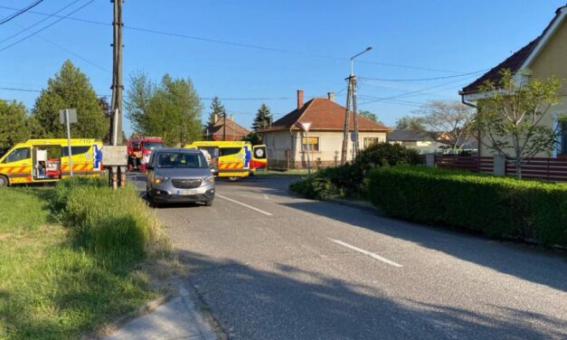 Autóval ütközött egy motorkerékpár Cegléden, helyszíni információk szerint a motoros meghalt